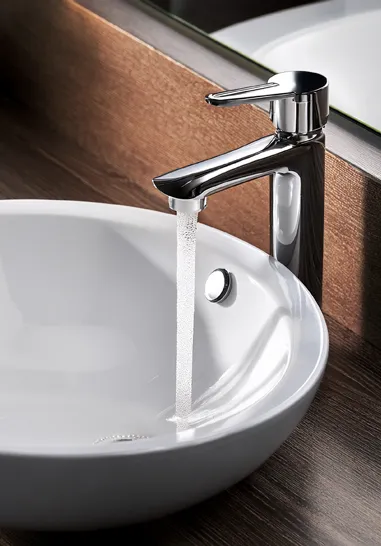 Vasca e doccia in un bagno ristrutturato a Catania