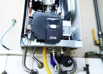 Tecnico durante l'installazione di una caldaia a condensazione a Catania