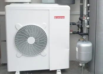 Tecnico durante la manutenzione di un climatizzatore a Catania
